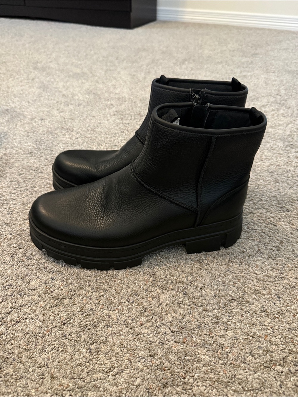 UGG Men's Skyview Classic pull-on boots waterproof black size 11 NEW